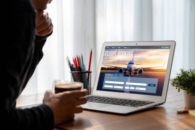 Online uçuş rezervasyon sitesi mod rezervasyon sistemi sağlar. Seyahat teknolojisi kavramı .