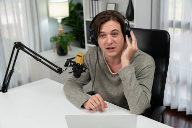 Sunucu kanalı, gülümseyen akıllı yayıncı kaydı, senaryosu ve akıllı telefonuyla sosyal medyada sohbet programı, kulaklık takarak modern ev stüdyosundaki video flamalarını kaydediyor. Bireysel.