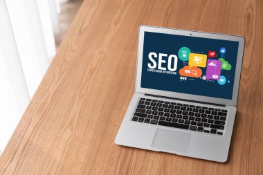 Model e-ticaret için SEO arama motoru optimizasyonu ve bilgisayar ekranında gösterilen çevrimiçi perakende işi