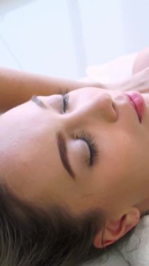 Profesyonel masaj terapisti tarafından masaj yaptıran rahat bir kadın. Sağlık, şifa ve rahatlama konsepti.