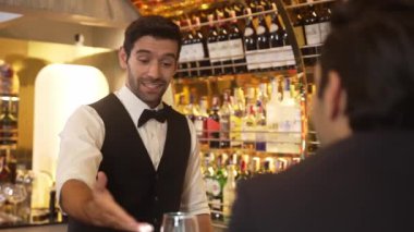 Lüks barlarda içki hazırlayan akıllı barmenlere odaklanırken aynı zamanda canlı ışıklandırma atmosfer şişesi ve bar arka planındaki VIP müşterilerle canlı sohbetler. Vinosity.