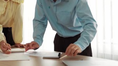 Mimarlar veya akıllı mühendislerin videosu mimari ofisindeki inşaat doğruluğu için taslak üzerinde ölçüm aracı, bölücü ve kalem el yazısı detaylarını kullanır. Eline odaklan. - Yakın çekim. Tanımlama.