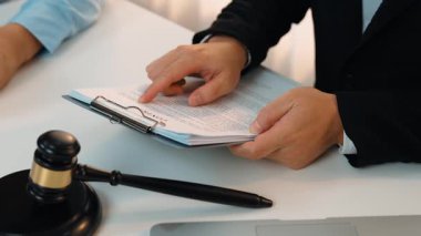 Müvekkil hukuki danışmanlık ve avukatlık danışmanlığı konusunda hukuk firmasına güveniyor, karmaşık yasal sözleşme belgelerini güvenilir bir hukuk danışmanlık hizmeti olarak analiz ediyor. Ağır çekim. Katı.