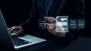 Verimli çalışma süreçleri için çevrimiçi belgeleri yöneten bir iş adamı. Tüm önemli çevrimiçi belgelerinize kolayca güvenli ve hızlı bir şekilde erişim sağlayın. Kullanıcı Kimliği