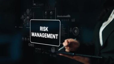 Profesyonel Kadın, Dijital Risk Yönetimi Konsepti ve Veri Görselleştirme Teknikleri Gösterisiyle İlgili. Asemptotik akıllı veri analitiği.
