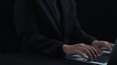 Eller, modern teknoloji odaklı dünyada eğitimin önemini vurgulayan, bilgi ve başarı sembolleriyle çevrili dijital bir mezuniyet şapkası sunuyor. Dörtgen