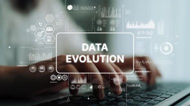 Klavyeye Veri Evrimi ve Teknoloji Gelişimi Konseptlerini Gösteren Grafiksel Kaplama ile Yazan Eller. Asemptotik akıllı veri analitiği.