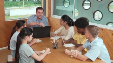 Kafkas öğretmeni ve zeki çocuk sınıfta proje hakkında tartışıyorlar. Mesleki eğitmen, çeşitli öğrenci dinleyen liseli çocuklara ödev verirken sınıf çalışmasından bahsediyor. Öğretim