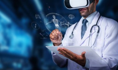 Sanal gerçeklik kulaklığı kullanan bir doktor dijital tıbbi görsellerle etkileşime girer, sağlık teknolojisinde ve eğitici eğitim yöntemlerinde gelişmeler gösterir. PHMT