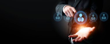 İş adamı ağ kurar, değerli bağlantılar kurar. Profesyonel ağı ve fırsatları genişletmek için etkili insanlar ağ stratejileri geliştiriyor.