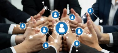 Çeşitli iş adamlarından oluşan bir grup, bir ağ oluşturma çabasında el ele vererek, bağlantı ve iletişimi sembolize ederek kurumsal çevredeki takım çalışmasını vurguladı. Dostluk