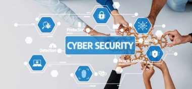 Çeşitli bir grup el, siber güvenlik kavramlarını vurgulamak, modern bir ortamda koruma, tespit ve erişim kontrolü için ikonlar sergilemek için işbirliği yapıyor. Dostluk