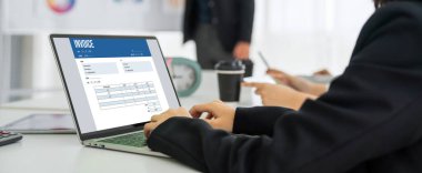 Muhasebe uygulamasından gelen fatura bilgisayar ekranında. Şirket işlerinin finans ve bütçesi için bilgisayar programı. Rahatça..