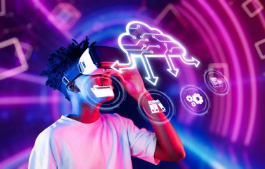 Sanal gerçeklik teknolojisinin, bulut hesaplama elementleriyle birleştirilmiş canlı bir temsilini keşfetmek, modern iş ve dijital deneyimler için yenilikler sergilemek. XDMCP