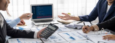 İş zekası ve veri analizi kavramı. Analizci ekibi laptop ekranında finansal veri analizi üzerinde çalışıyor. Etkili iş stratejik planlama için pazarlama göstergesi olarak. İçgörü