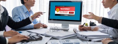 İş zekası ve veri analizi kavramı. Analizci ekibi laptop ekranında finansal veri analizi üzerinde çalışıyor. Etkili iş stratejik planlama için pazarlama göstergesi olarak. İçgörü