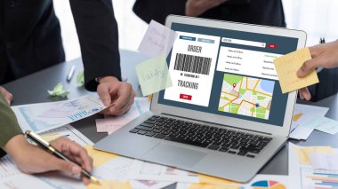 Analizci ekibi yaratıcı ve analitik beyin fırtınası fikri için bilgisayar ekranında BI veri paneli olan yapışkan bir not kullanıyor. Pazarlama stratejisi için finansal veri görselleştirme teknolojisini analiz et. Dahi.