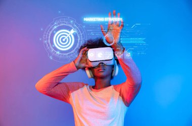 Sanal gerçeklik teknolojisiyle etkileşime geçen bir kişi, izleyicilerin katılımına ve gelecekçi bir ortamda hedef kavramlara odaklanan yenilikçi pazarlama stratejileri keşfediyor. XDMCP