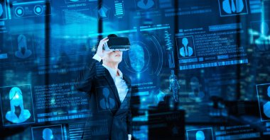 Proje yöneticisi güvenlik sistemi hologramına bakıyor ve mavi renkli gelecekteki ofiste duruyor. İş adamı, kimlik doğrulamak için artırılmış gerçeklik teknolojisini kullanıyor. Yaratıcılık.