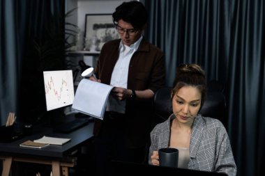 İş kadını tüccarının iş arkadaşlarıyla birlikte çalışırken kahve içmesi dinamik hisse senedi yatırım raporlarının gece geç saatlerde ekranda dinamik piyasayı hizaya getirmesi. İnfobahn.