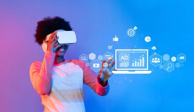 Sanal gerçeklik teknolojisiyle ilgilenen bir kişi, sosyal medya grafikleri ve gelişmiş kullanıcı etkileşimi için analitik verilerin yanı sıra dijital reklam kavramlarını da araştırıyor. XDMCP