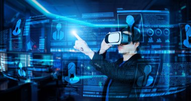 Proje yöneticisi güvenlik sistemi hologramını işaret ediyor ve mavi renkli gelecekteki ofiste duruyor. İş adamı, kimlik doğrulamak için artırılmış gerçeklik teknolojisini kullanıyor. Yaratıcılık.