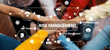 Girişimci şirket çalışanlarının el ele dizilmesi başarılı bir iş ortaklığı grubunu ve panoramik afişte kamu işyerinde güçlü bir birlik takım çalışmasını sembolize ediyor. Sinerjik Dostluk