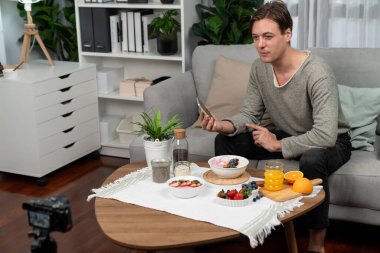 Akıllı beslenme yayın kuruluşu, taze yoğurt sosu, meyve suyu ve portakal suyu içeren sağlıklı besin seçimi sunarak, her öğünde vitamin ve lif kullanımını açıklıyor. Bireysel.