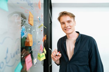 Kafkasyalı profesyonel iş adamının zihin haritası ve renkli yapışkan notlar kullanarak iş pazarlama fikrini kendine güvenle sunuşunun yakın görüntüsü. Proje konseptini başlat. Portre. Tertemiz..