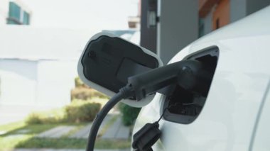 Ev şarj istasyonu, elektronik araç için sürdürülebilir, yenilenebilir enerji kaynağı, modern modern yaşam tarzı için evdeki EV arabaları sağlıyor. Çevre dostu melez elektro ve petrol aracı bataryası.