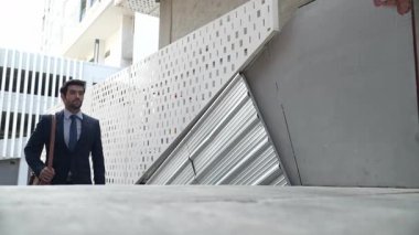 Akıllı bir iş adamı kendine güvenen bir binayla merdivenleri çıkıyor. İş aramak için merdivenlerde yürüyen yetenekli bir proje yöneticisi, modern gökdelende yeni bir iş arıyor. Uzayı kopyala Sevinçli..