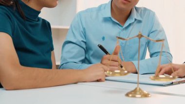 Avukat, hukuk bürosunda pazarlık yoluyla iş anlaşmazlığını çözmek için iki taraf arasında uzlaşma teklif ediyor. Yasal arabuluculuk ve çatışma çözme servisi. Ağır çekim. Katı.