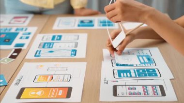 Mobil uygulama ya da web sitesi için kullanıcı arayüzü prototipi planlayan şirket çalışanlarının panorama videosu. UX UI tasarım beyin fırtınası kullanıcı dostu arayüz planı tasarlıyor. Sinerjik