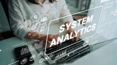 Dijital arayüzle sistem analizi yapan profesyonel bir kadın, bir ofis ortamında veri görselleştirmesi ve teknoloji kavramları yapıyor. Asemptotik akıllı veri analitiği.