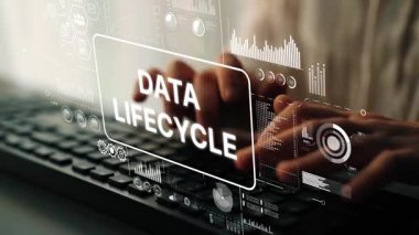 Klavyede Eller Yazılı Veri Yaşamı Konsepti ve Veri Yönetimi ve İşlemlerini Temsil Eden Dijital Arayüz Görüntüleri. Asemptotik akıllı veri analitiği.