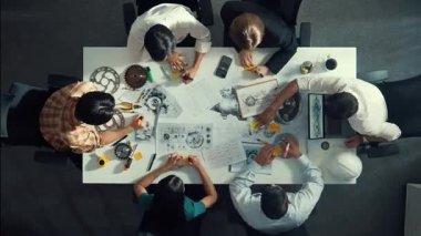 Akıllı mühendis ekibinin günlük giysiler içinde metal teçhizatlı, hesap makineli, yapışkan notlu türbin motor yapısından bahsetmesi zaman kaybı. Bir grup teknisyen toplantıda not alıyor. Hizalama.