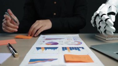 Gelişmiş bir analitik merkezi bir danışman ve yapay zekayı bir araya getirerek operasyonel stratejileri keskinleştirmek ve odaklanmış pazarlama genişlemelerini yönlendirmek için araştırma görüşlerini hizaladı. Noogenesis Yapay Zeka