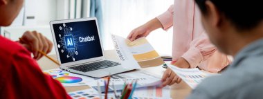 Yapay zeka teknolojisini çalıştırmak için komut mühendisi ve kullanıcı kolaylığı için üretici yapay zeka yardımcı araçları insanların yapay zeka hareketini teşvik ederek üretken yapay zeka fonksiyonları ile çalışmasına yardımcı olur