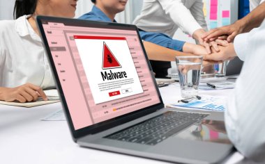 Siber saldırı konsepti. Bilgisayar ekranında görülen kötü amaçlı yazılım uyarısı ve bilgisayar sisteminde veya çevrimiçi sunucuda kaldırılacak tehdit algılaması.