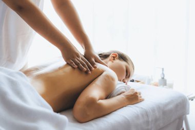 Kafkasyalı kadın müşteri stres önleyici spa masajının keyfini çıkarıyor ve lüks otel ya da oteldeki gündüz açık ortam güzellik salonunda güzellik teniyle eğleniyor. Sessiz.