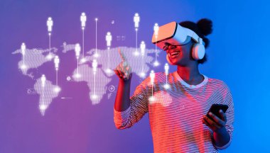 Sanal gerçeklik kulaklığı takan mutlu bir kadın, küresel bağlantıları gösteren dijital bir haritayla etkileşime girer, teknoloji ve sosyal ağın karışımını sembolize eder. XDMCP