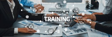Profesyonellerin doküman ve teknolojiyle ilgilendiğini gösteren dinamik bir eğitim oturumunda, ortak bir ofis ortamında beceri geliştirme ve bilgi paylaşımı vurgulanıyor. Dostluk