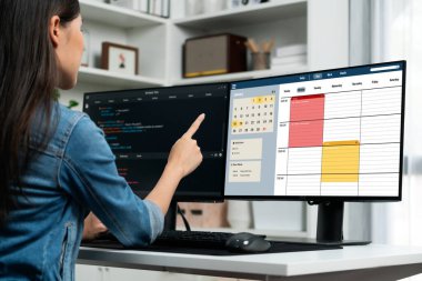İnternet sitesinde canlı eleştiriler için çevrimiçi aplikasyon rezervasyon takvimi