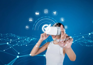 İş adamı, QC ve QA standartlarının karşılandığından emin olmak için katı kalite güvencesi protokolleri uyguluyor. Kalite güvencesi ile sertifikalı ürün mükemmelliğine ulaşmak. FaaS