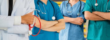 Sağlık hizmetleri insanları grubu. Hastane ofisinde ya da klinikte çalışan profesyonel doktor diğer doktorlar, hemşire ve cerrahlarla birlikte. Tıbbi teknoloji araştırma enstitüsü ve doktor servis konsepti. Prof..