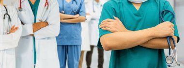 Sağlık hizmetleri insanları grubu. Hastane ofisinde ya da klinikte çalışan profesyonel doktor diğer doktorlar, hemşire ve cerrahlarla birlikte. Tıbbi teknoloji araştırma enstitüsü ve doktor servis konsepti. Prof..