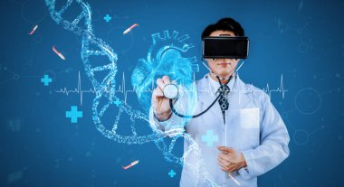 Akıllı doktor VR gözlük takıyor ve elinde insan organı hologramı tutuyor. Hasta semptomlarını analiz etmek ve teşhis etmek için gelişmiş gerçeklik ve yapay zekayı kullanan yetenekli bir doktor. Sağlık hizmetleri. Yaratıcılık.