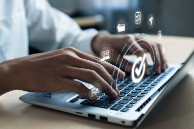 İş adamı, QC ve QA standartlarının karşılandığından emin olmak için katı kalite güvencesi protokolleri uyguluyor. Kalite güvencesi ile sertifikalı ürün mükemmelliğine ulaşmak. FaaS