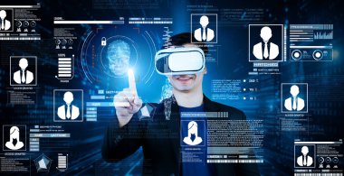 Güvenlik sistemine girerken takım elbise ve sanal gerçeklik gözlüğü takıyor. Global ağa bağlanan ve kimliğini doğrulayan bir iş adamı. Yapay zeka. Teknoloji yeniliği. Yaratıcılık.