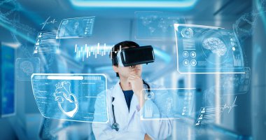 Doktor, yapay zeka ve gelişmiş gerçeklik teknolojisi kullanarak hasta semptomlarını teşhis ederken tıbbi verilere bakıyor. Hastane koridorunda çalışan ve ayakta duran akıllı sağlık hizmetleri. Yaratıcılık.